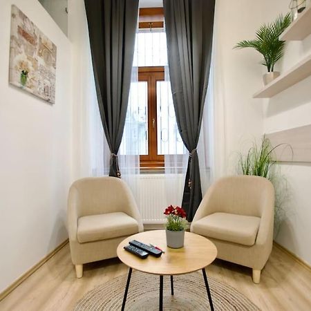 Standard Apartment By Hi5- Podmaniczky Street Budapest Luaran gambar