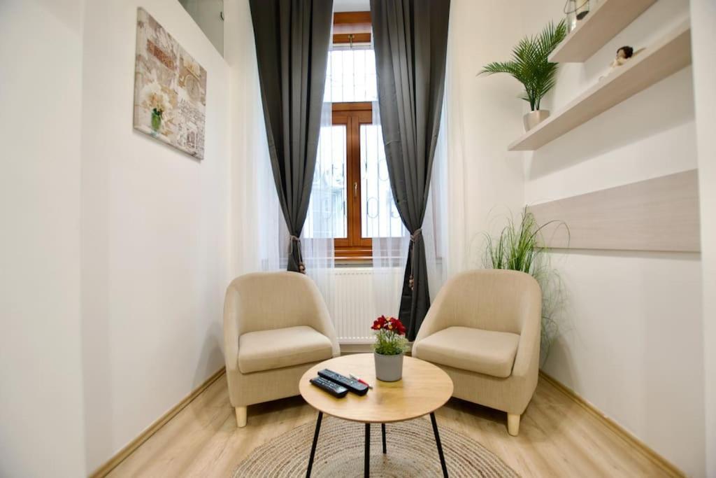 Standard Apartment By Hi5- Podmaniczky Street Budapest Luaran gambar