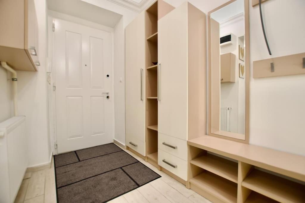 Standard Apartment By Hi5- Podmaniczky Street Budapest Luaran gambar