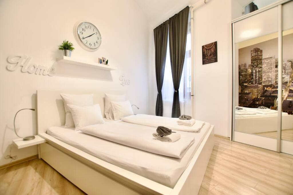 Standard Apartment By Hi5- Podmaniczky Street Budapest Luaran gambar