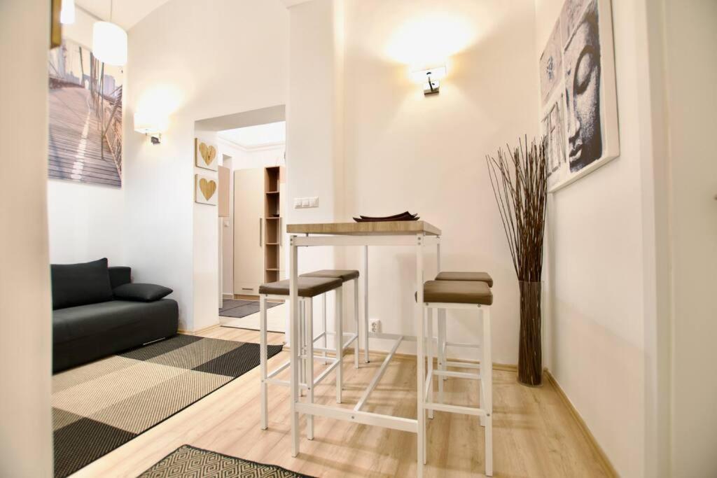 Standard Apartment By Hi5- Podmaniczky Street Budapest Luaran gambar