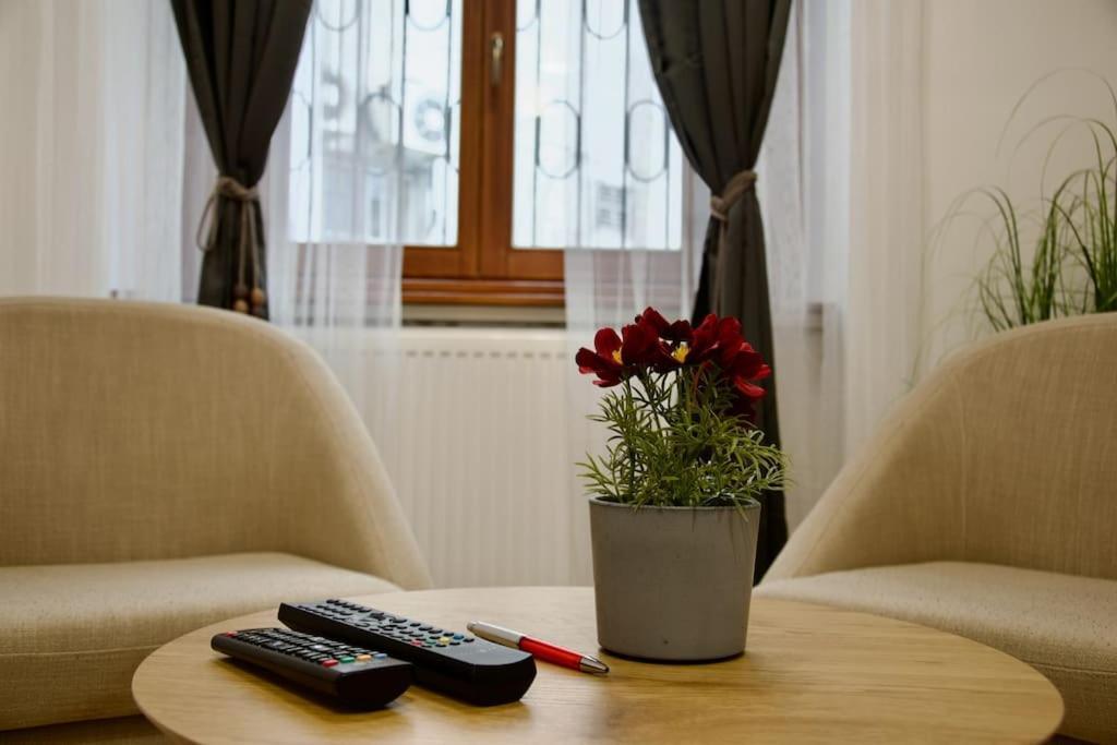 Standard Apartment By Hi5- Podmaniczky Street Budapest Luaran gambar